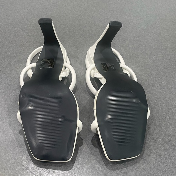 Heels - Picture 4 of 4